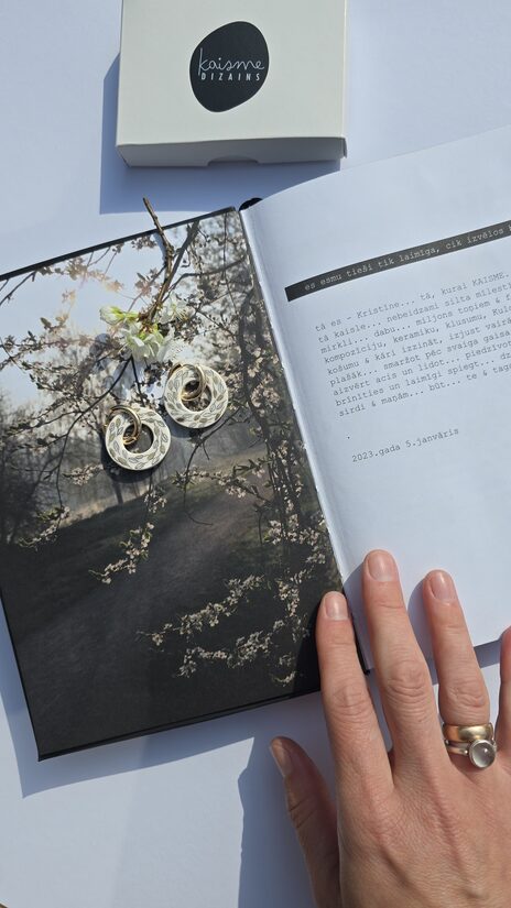 auskari... plaukstu... balti