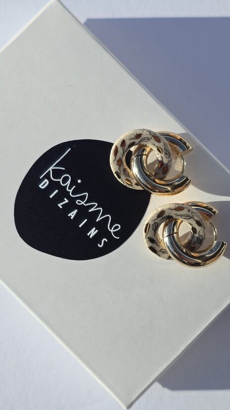 auskari... uzplaukstu... bēši