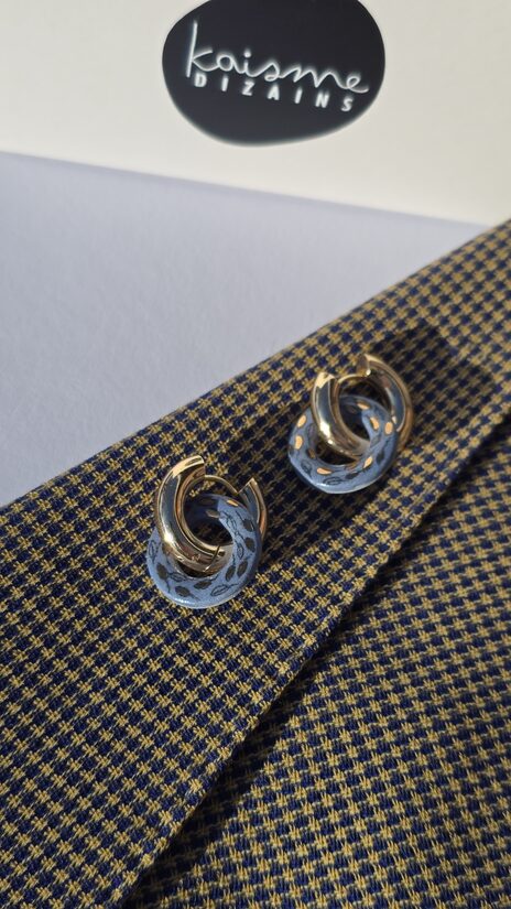 auskari... uzplaukstu... zili