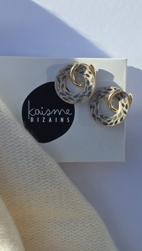 auskari... plaukstu... bēši