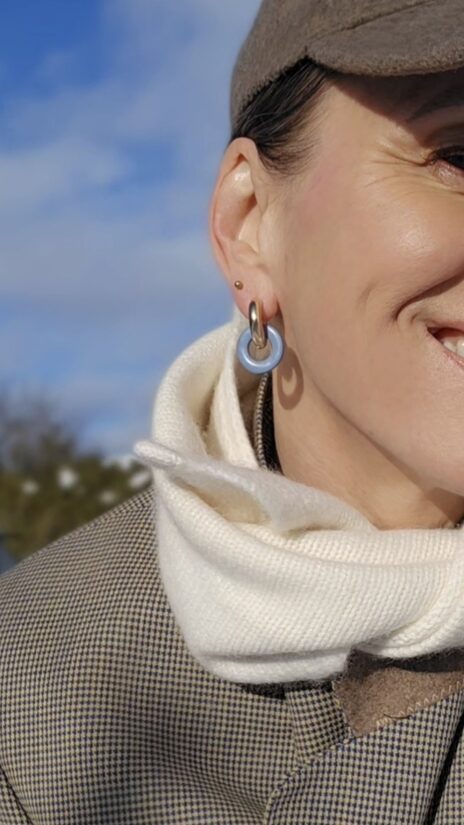 auskari... neapturamā... zili