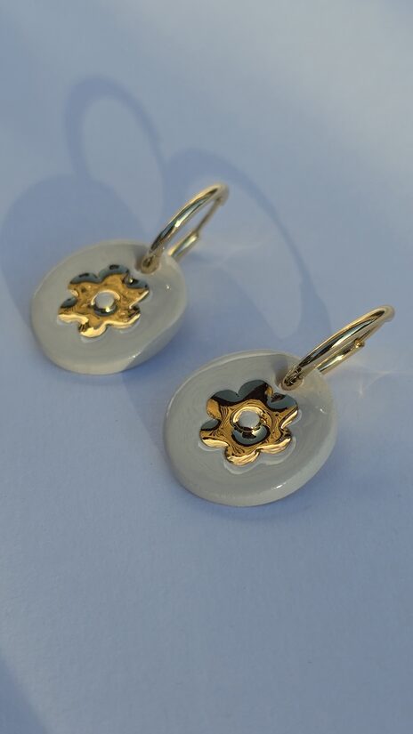 auskari... es ziedu... mierīgi balti...