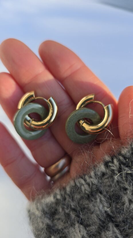 auskari... neapturamā... zaļi