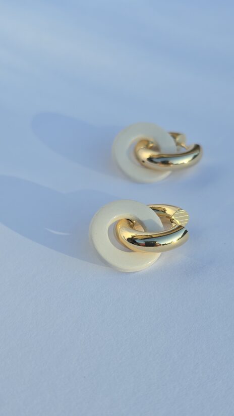 auskari... neapturamā... mierīgi balti