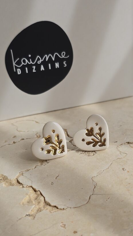 auskari... "es esmu tik daudz... sirsnīga..."