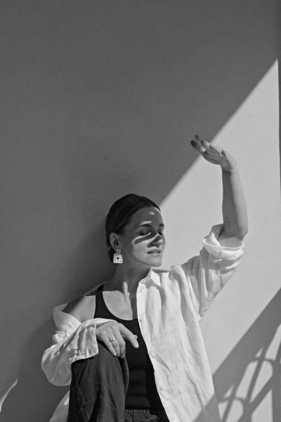 auskari... "es esmu tik daudz... mirdzoša..."